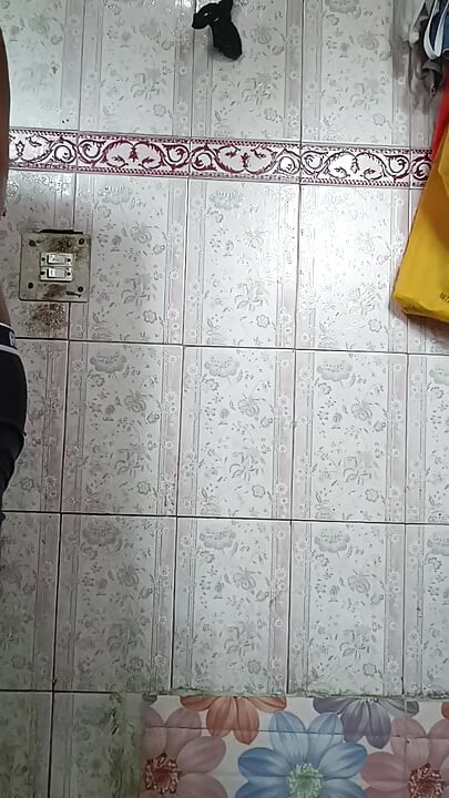 Cậu bé cu to gợi cảm tắm và làm cho con cu của anh ấy chơi trong nước