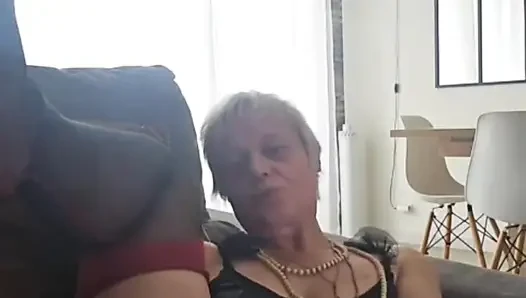 Seksi bir üvey anne vajinasını ve büyük götünü okşuyor