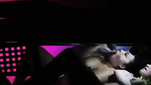 Krystal und Kyla doppelt im teamen einen großen schwarzen schwanz am melktisch-bts