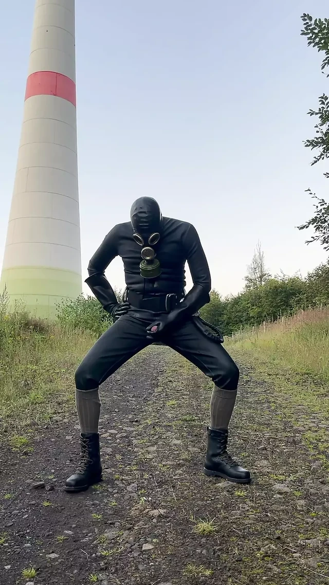 Full rubber wank in the Forest