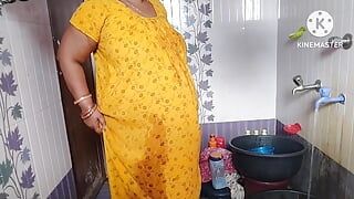 Tía india toma ducha desnuda en cuarto de baño