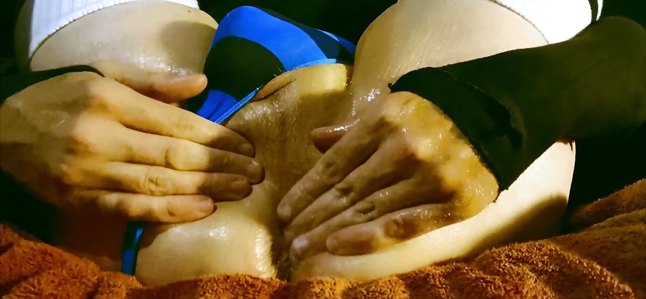 12 min oiled butt play with Raven LeTrap