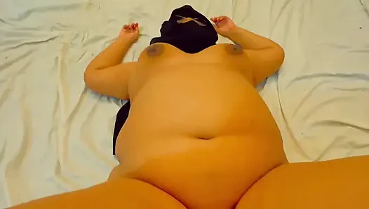 Suudi orta yaşlı seksi kadın büyük göt ve büyük memeli üvey anne üvey oğluna otelde tam gün seks yaparak yardım ediyor