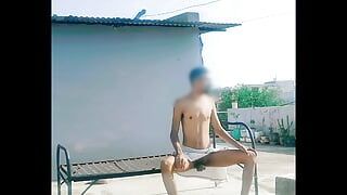 Esercizio nudo in un grosso cazzo sexy pubblico