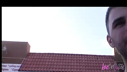 Тугую бритую киску удовлетворяет длинный толстый член