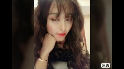 Sie ist ein super süßer asiatischer thailändischer Ladyboy, der gefickt wird