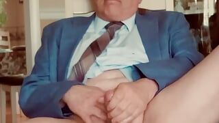 Papa habillé en train de se masturber