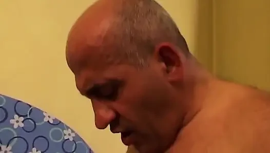 Geile MILF wird im küchen-toben gefingert und gefickt