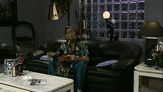 Идеальные немецкие куклы-порнозвезды делятся хуями в винтажной оргии