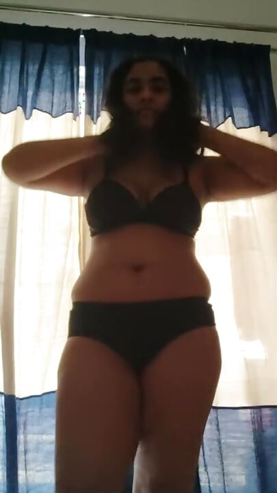 Solo Desi dívka ukazuje
