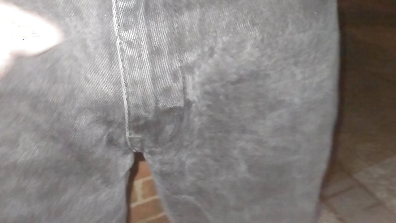Nasse jeans, ich kann meine pisse nicht halten, während ich meinen schwanz berührt