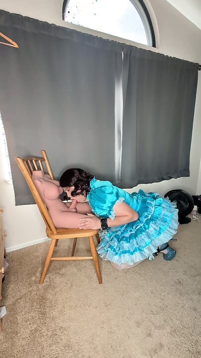 Satenska sissy sobarica se priključuje i sisa svoju lutku