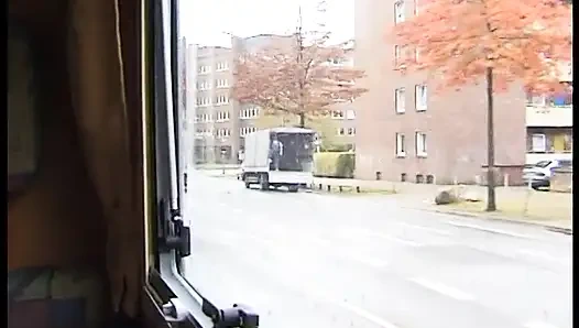 Cewek pirang dientot di dalam mobil saat threesome