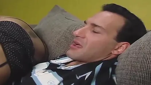 Büyük memeli esmer orta yaşlı seksi kadın yoğun amcık yeme seansından fışkırtıyor