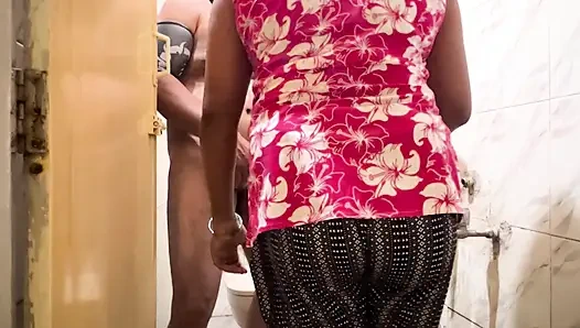 Gadis desi membantu mencukur dan mengisap kontol dan gerakan yang sangat menarik