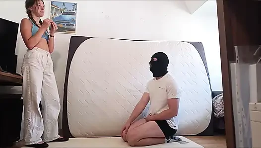 Жесткие удары от нее по яйцам