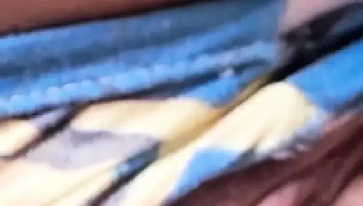 Şiddetli üvey kız kardeş gırtlağına kadar alıyor ve yarağın acımasız açlığıyla şarkı söylüyor