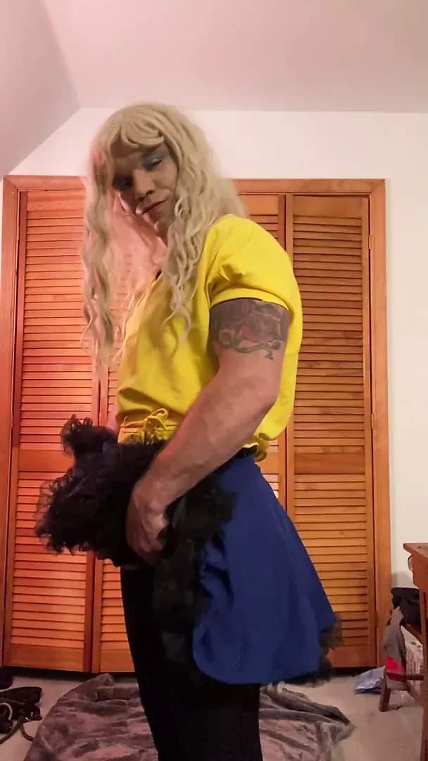 Fagotul gay David îmbrăcat și excitat