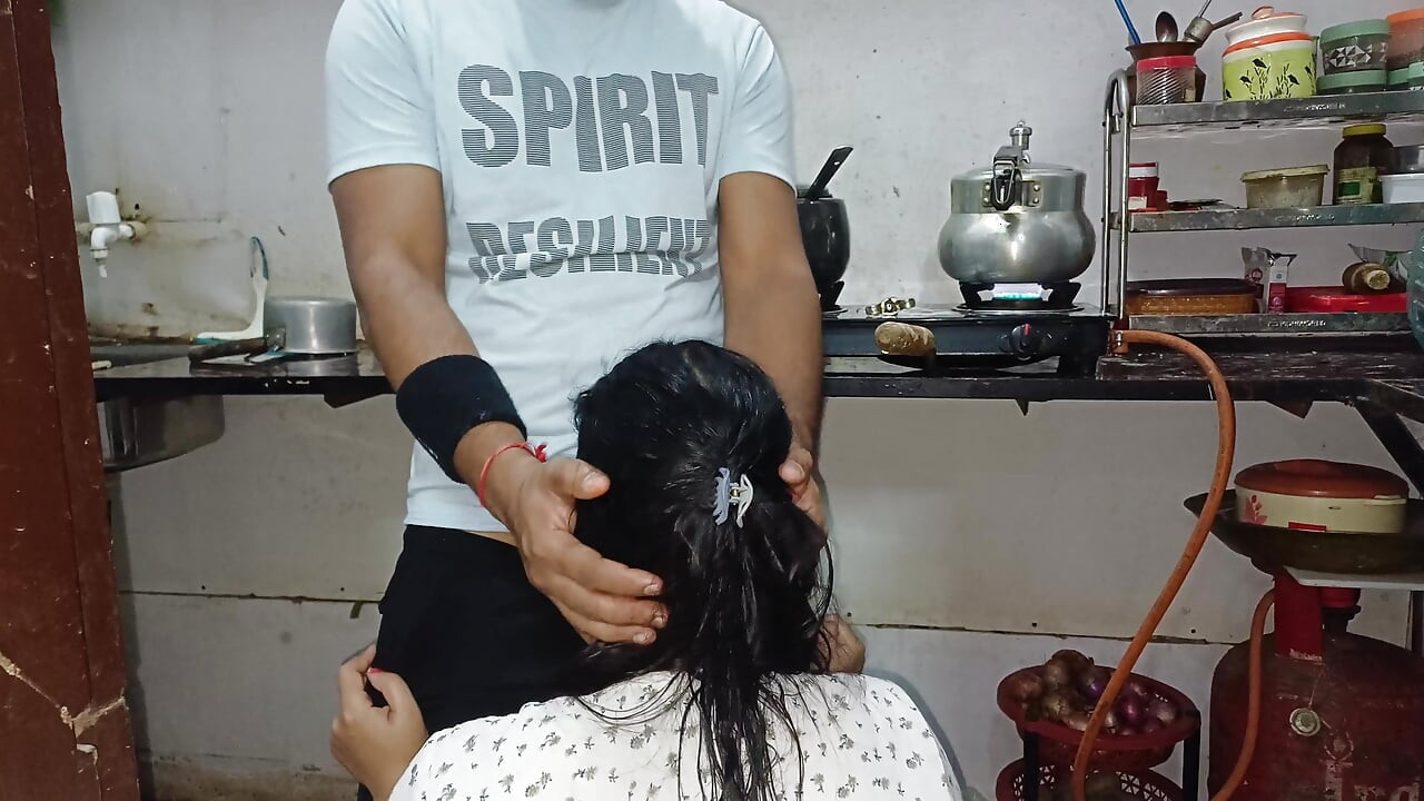 Îmi fut indianca bhabhi în bucătărie când gătește