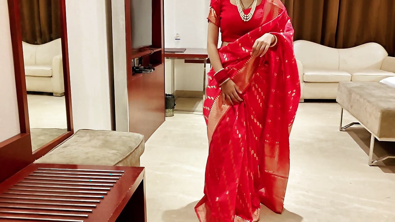 Desi Indijska novovenčana svastika ne može da kontroliše svoje emocije i ubedila ga je da ima seks sa svojom svastikom.