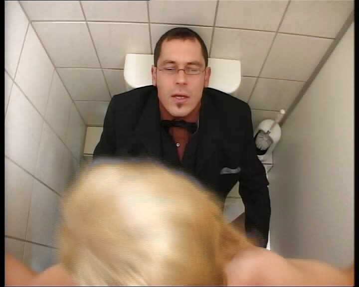 Pen tysk MILF rir pikk på det offentlige toalettet