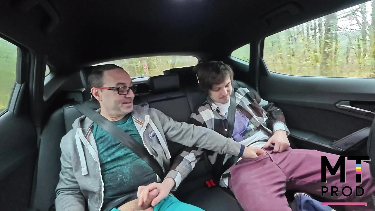 两个直男在车后座互相口交, 还试图做爱