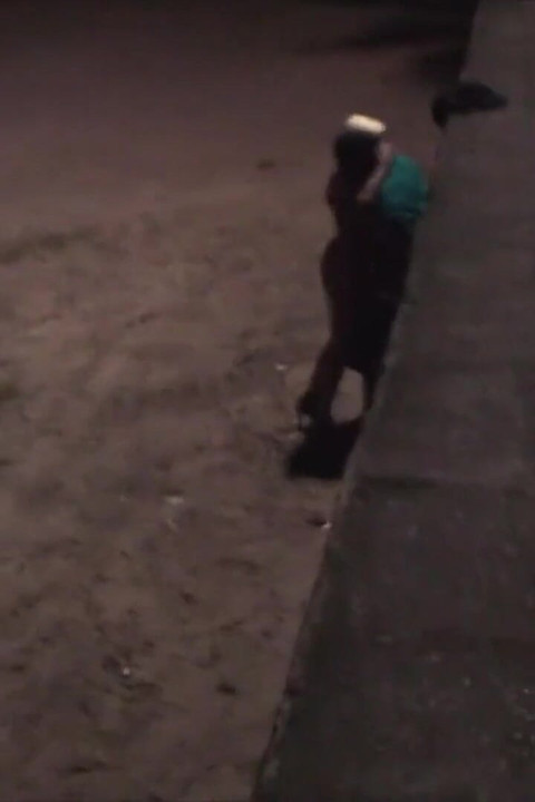Çift geceleri plaj kumunda sikişiyor