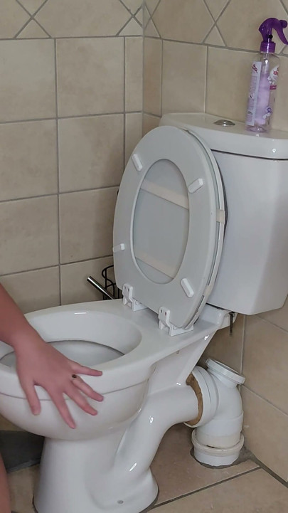 İri güzel kadın umumi tuvaleti nasıl yalamanız için talimat ediyor, döl geri sayım | Klip 2