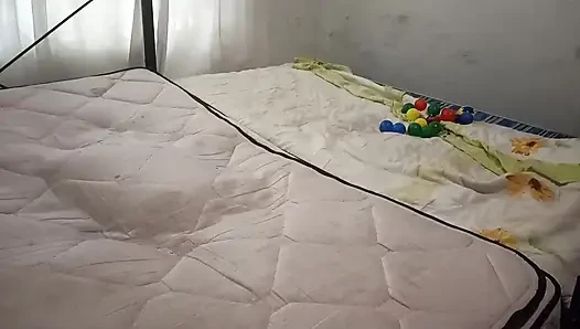 Seksi üvey anne yatak odasını tangayla temiziyor ve üvey oğlu için kendini filme alıyor