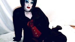Sissy drag queen in trucco pesante gioca con plug anale, dal culo alla bocca