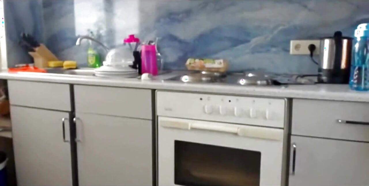 Süße sexydea zieht ihre muschi vor live-webcam blank
