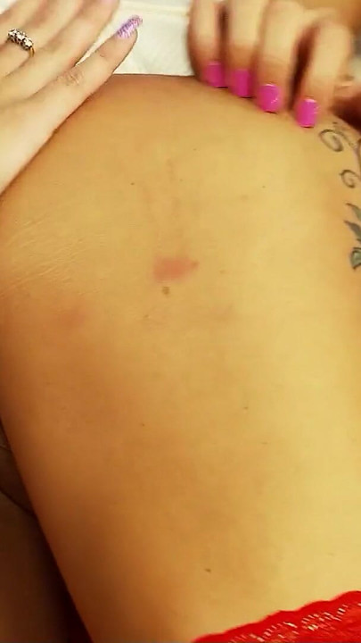 Moment spectaculos de la "Soția sexy este futută de soț în timp ce urmărește un cuplu lesbian jucându-se până la orgasm"