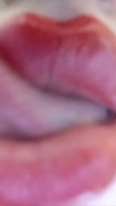 Super labios Elza Kom | Clip 1