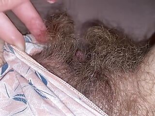 Primo piano - clitoride estremamente enorme e figa pelosa