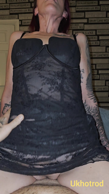 A szexi feleség meglovagolja a farkam, és játszik a puncijával, hogy krémes legyen | Klip 1