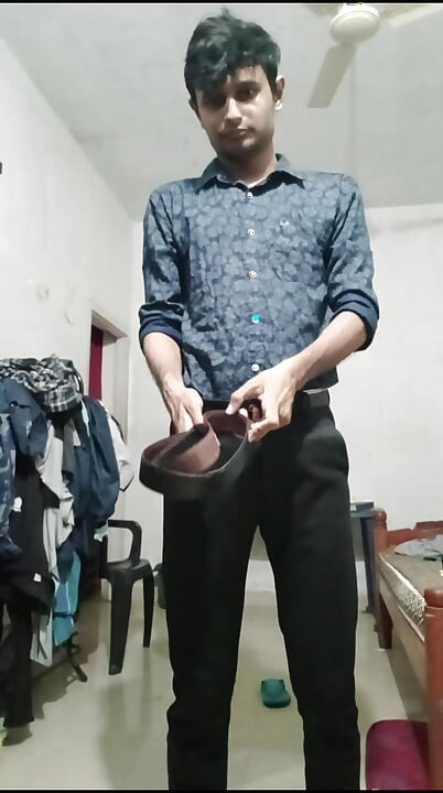Cowok kantoran desi setelah bekerja menghilangkan stres