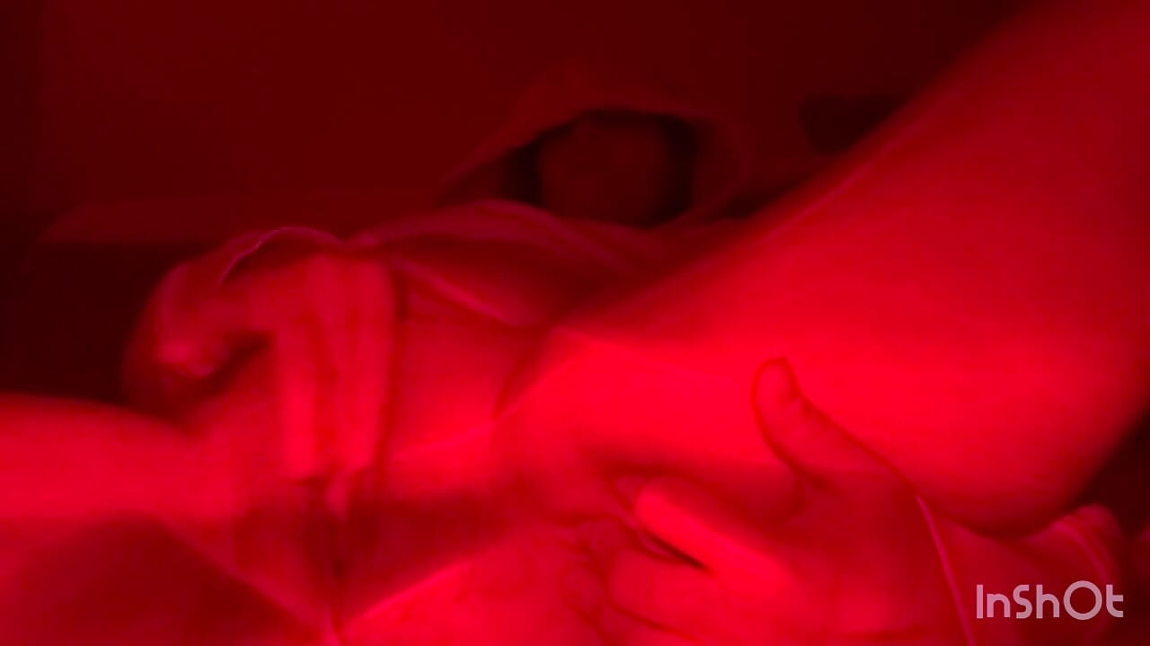 Malá nevlastní sestra si připravuje kundičku.