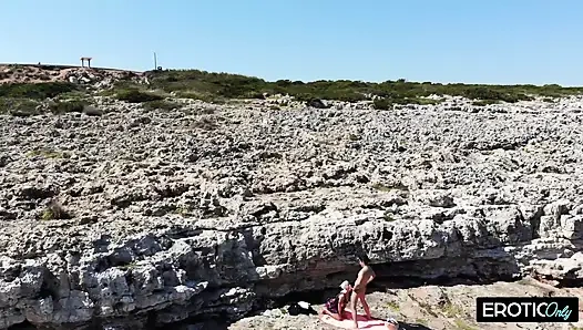 Spontaneous Fuck on the Side of the Road Hungry MILF Gives It Her All