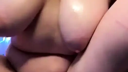 Jucielussie lagi mamerin minyak sampai orgasme asli