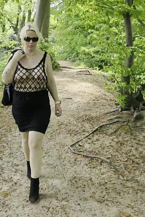 Frivoler Spaziergang Im Wald