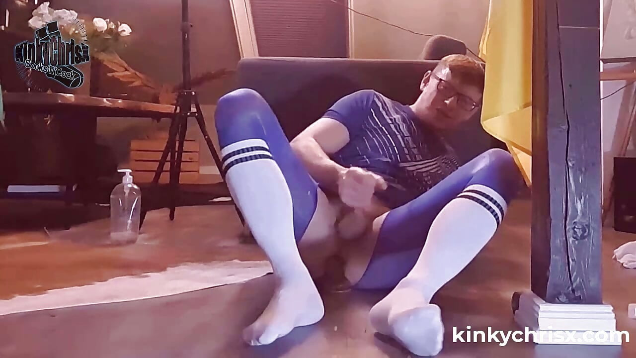 KinkyChrisX w niebieskich nylonowych rajstopach i białych skarpetkach