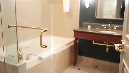 Zenci genç üvey kız üvey babasıyla otel yatağını paylaşıyor ve onu x realmaxxxsteele'yi hamile bırakmak için baştan çıkarıyor