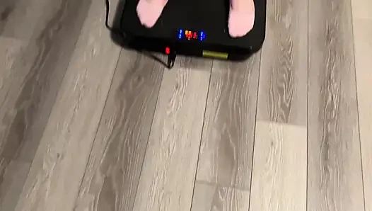 Sarsılmış ve okşuyor