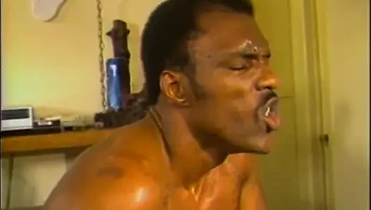 Оргия - Тройное Проникновение С 3 Большими Членами, Белыми И Черными Для Молодой Возбужденной Брюнетки