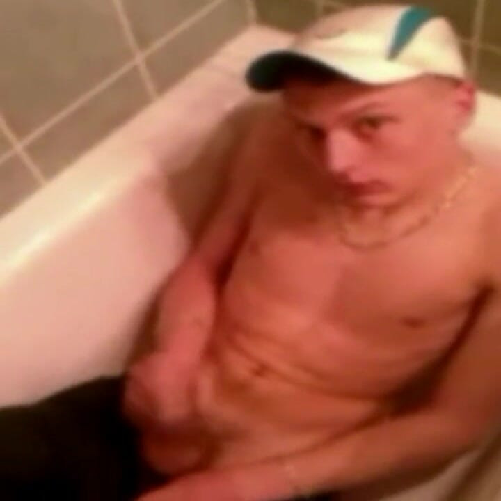 Basket et humliation de pisse dans la salle de bain