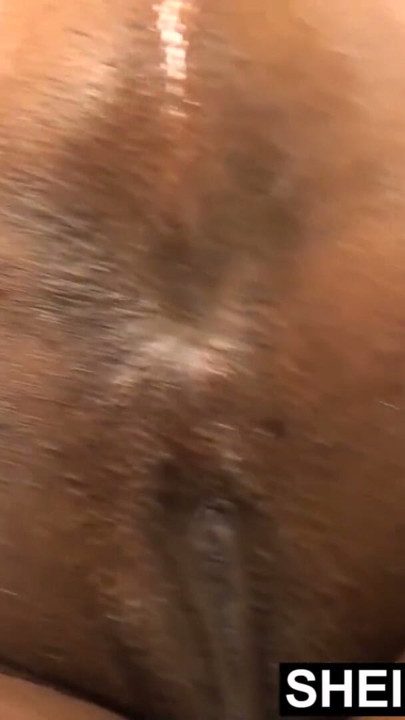 검은 가죽 소파 위에서 알몸으로 포즈를 취하는 이국적인 요염한 여자, Sheisnovember가 가느다란 엉덩이를 드러내며 가슴을 감싸쥐는 장면 | 클립 2