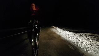 Camina de noche en la carretera