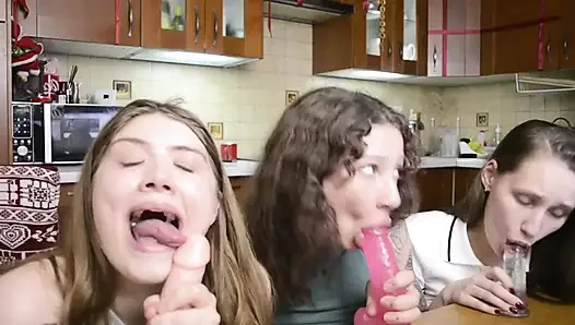 Pacar nakal nyepong seks threesome hot hot banget