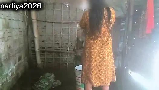 Üvey kız kardeş, seninle duş alabilir miyim? Banyomda su yok.