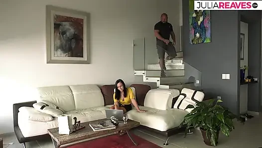 Schlampe bückt sich, als ein riesiger schwanz ihre muschi von hinten stößt